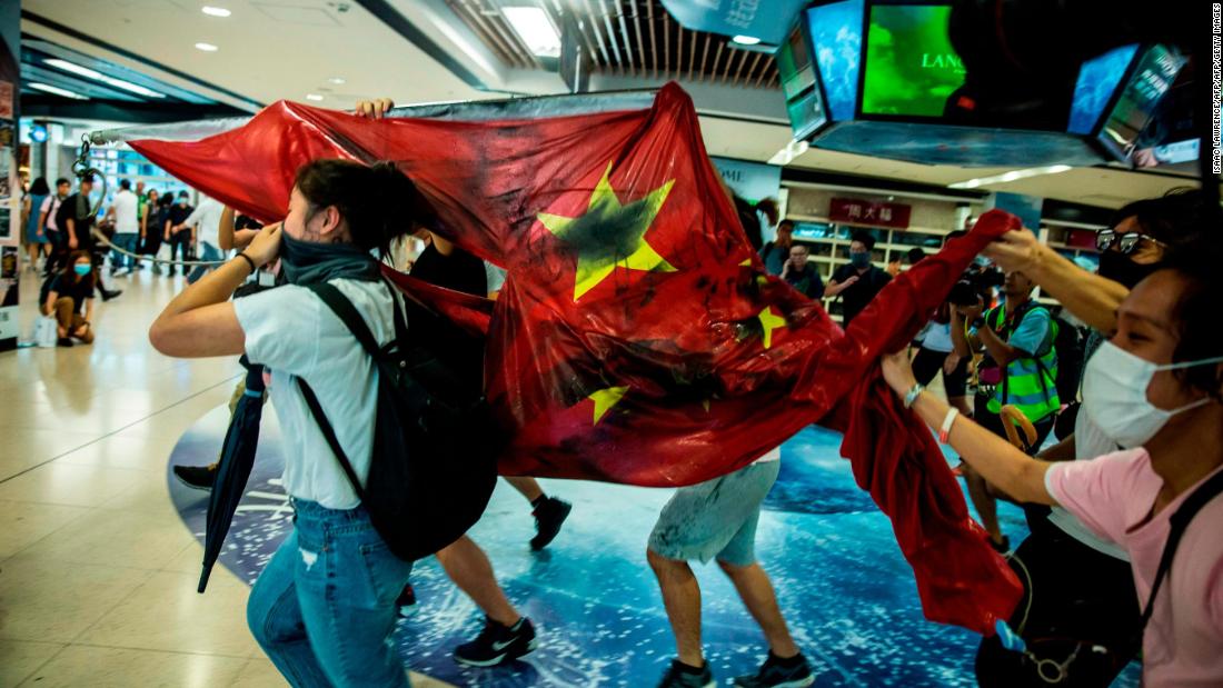 Violence and chaos spreads through Hong Kong as protests enter 16th week | SD News
