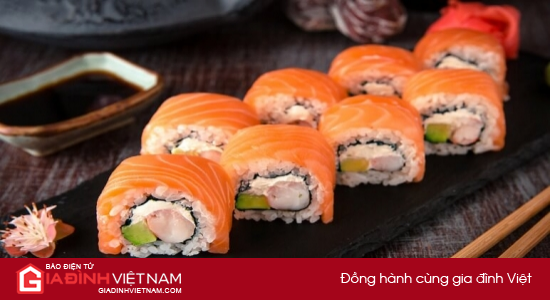 Bí quyết làm sushi cá hồi Nhật Bản đơn giản, không bị tanh | Siêu rẻ Magazine |