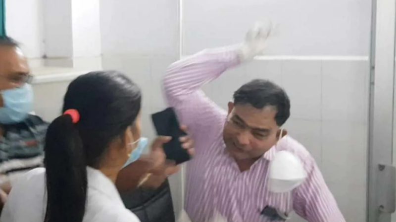 रामपुर: जिस डॉक्टर को नर्स ने मारे थे थप्पड़, घर में संदिग्ध हालात में मिली लाश - Hindustan News