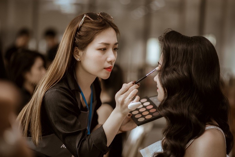 NHÂN SỰ TRANG ĐIỂM - MAKE UP SỰ KIỆN - Luxtour