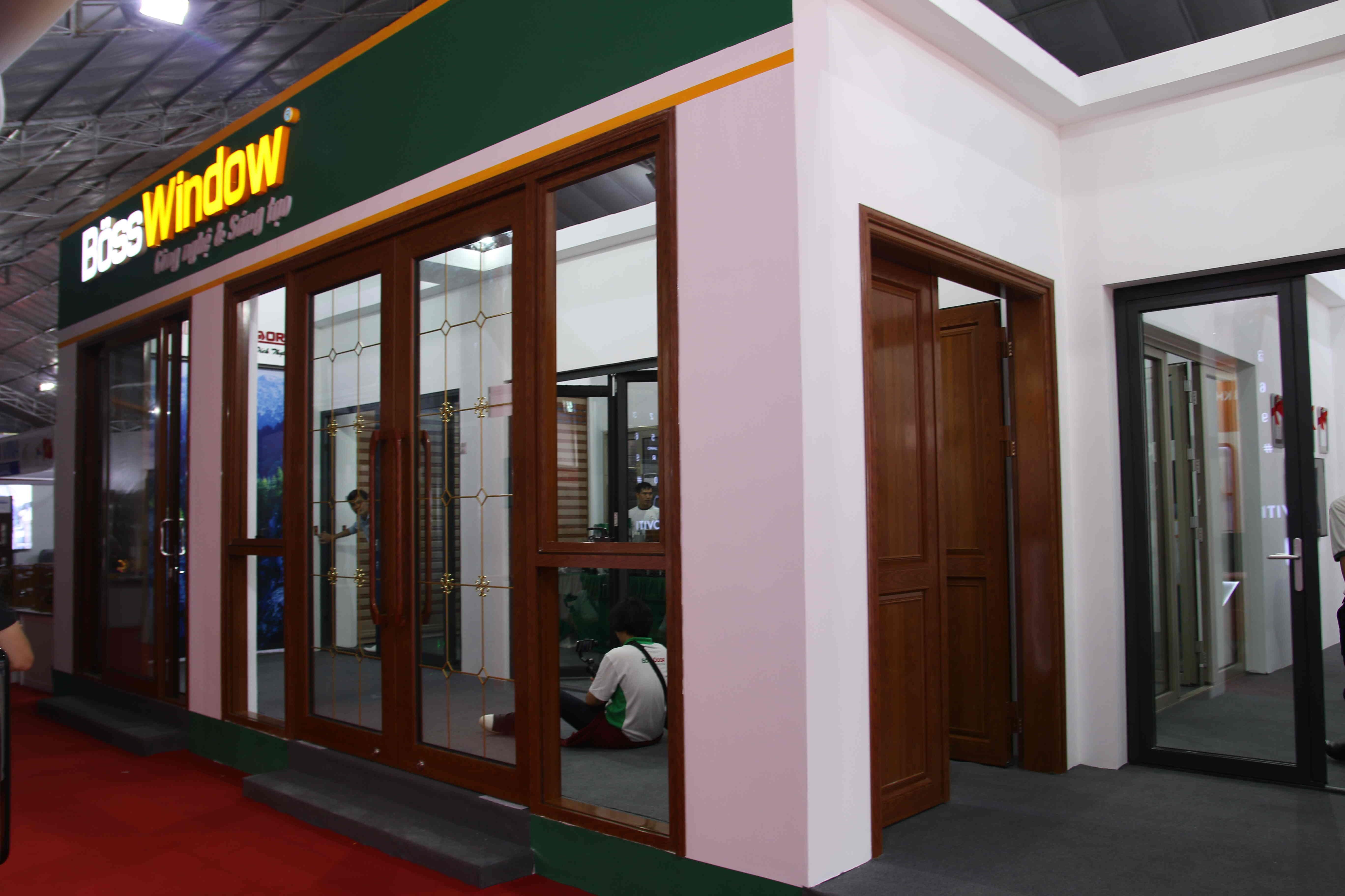Mẫu cửa nhôm giả gỗ - mẫu cửa nhôm hệ vân gỗ đẹp BossWindow