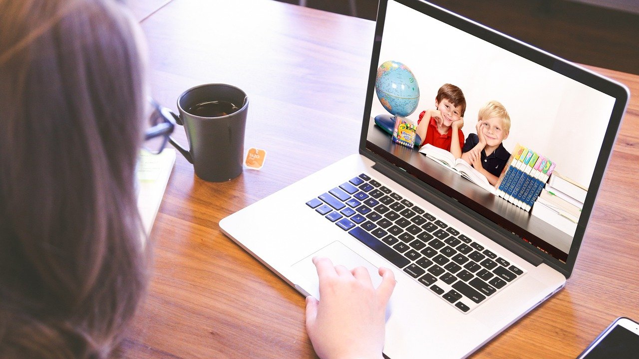 Pros and Cons Of Remote Learning in Digital Era