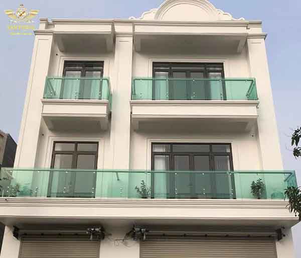 100+ Mẫu lan can kính cường lực ban công, cầu thang đẹp nhất 2022
