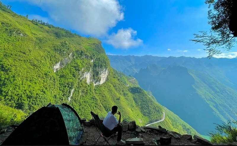 Vách đá thần - Điểm trekking chinh phục núi Cô Tiên