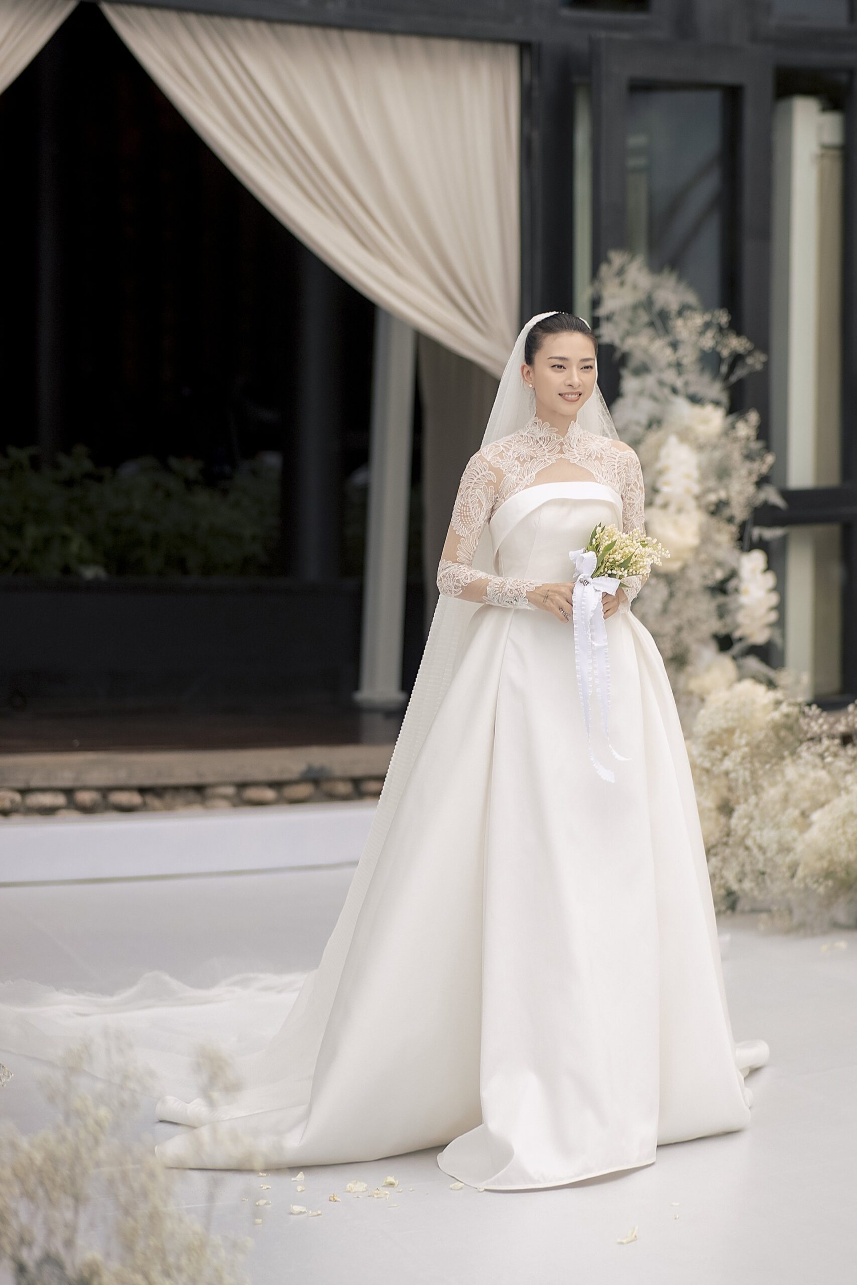 Váy cưới phong cách cổ điển của Ngô Thanh Vân