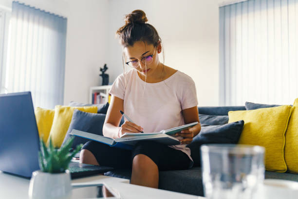 Benefits of Hiring an Essay Writing Service for your University - Scoopearth