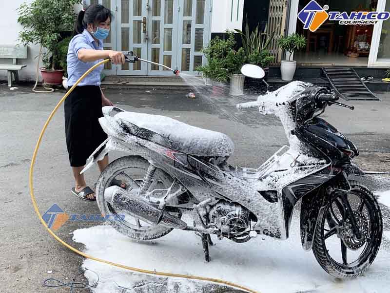 Bình bọt tuyết rửa xe máy dùng loại nào HỢP LÝ - TAHICO