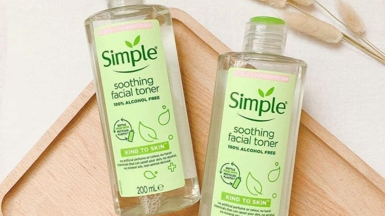 Bật mí cách sử dụng toner Simple Kind To Skin hiệu quả