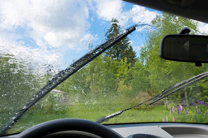 Cách hạ nhiệt cho ô tô khi đỗ dưới trời nắng gắt