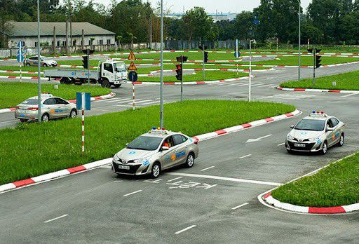 Nên học bằng lái xe B1 hay B2?