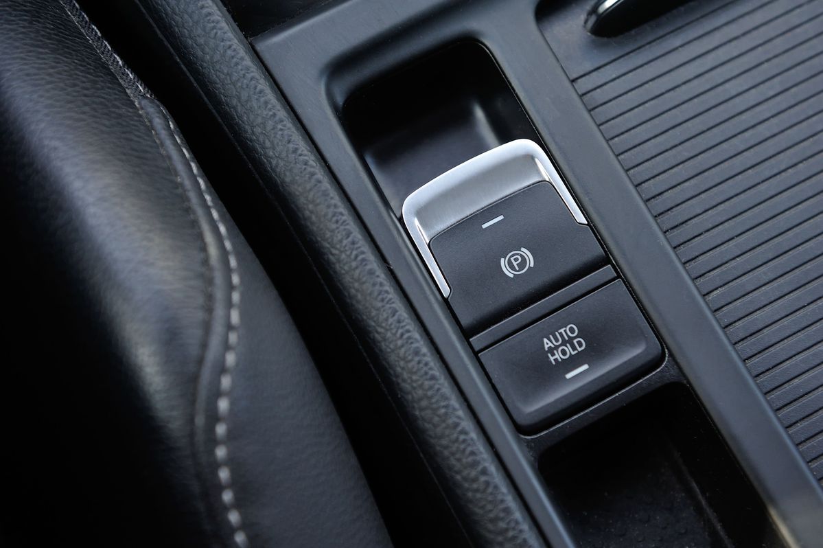 Tính năng tự động giữ phanh Auto Hold là gì? Sử dụng như thế nào để đảm bảo an toàn?