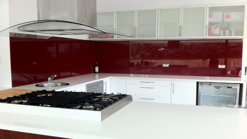 “Đẹp lạ” với những mẫu kính ốp bếp màu đỏ ruby