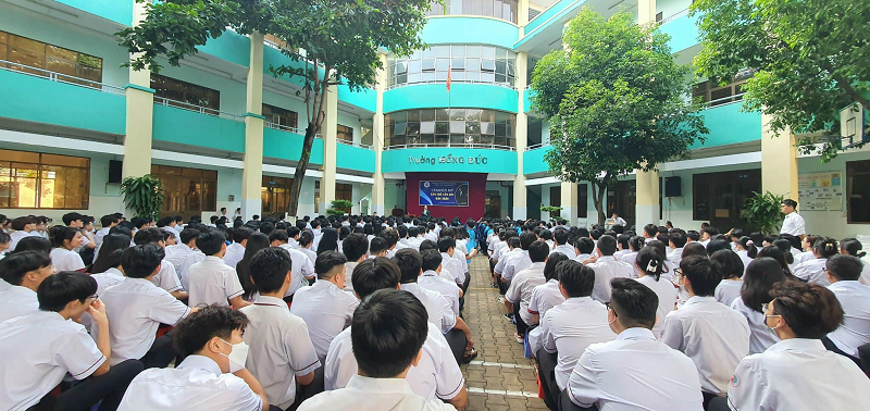 Học nội trú là bị vây quanh bởi những bức tường?
