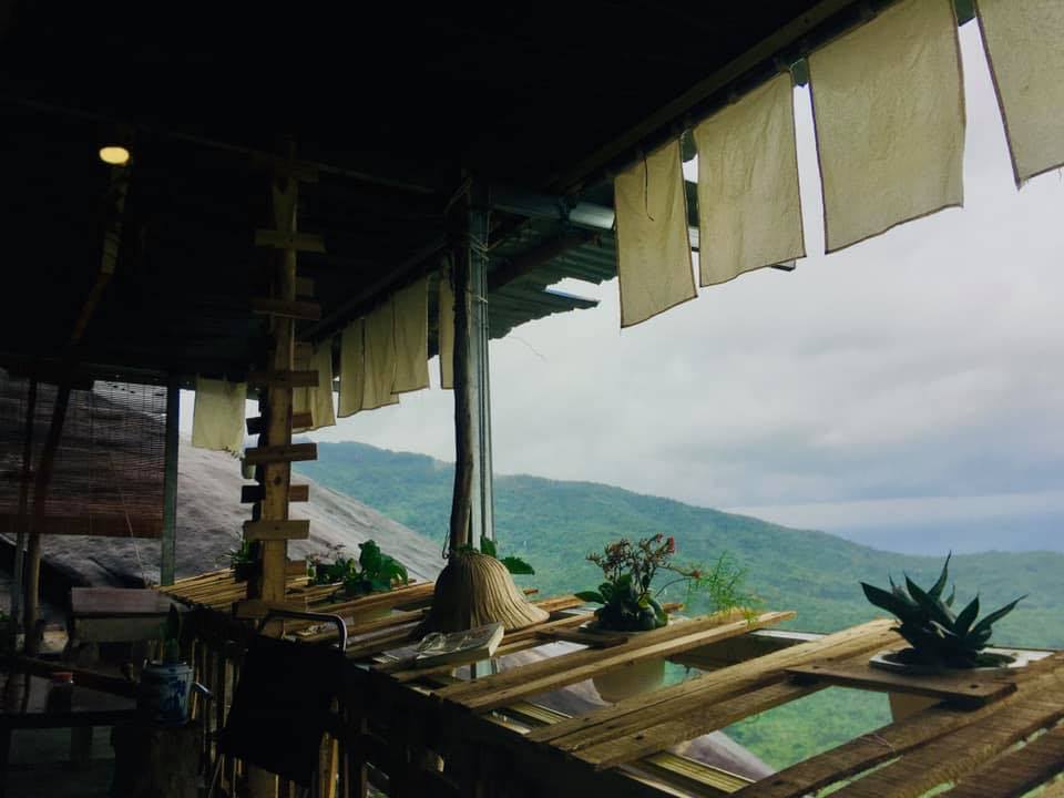 Tiệm cà phê Lẫn - Cà phê trên đèo Hải Vân ngắm biển dập dìu