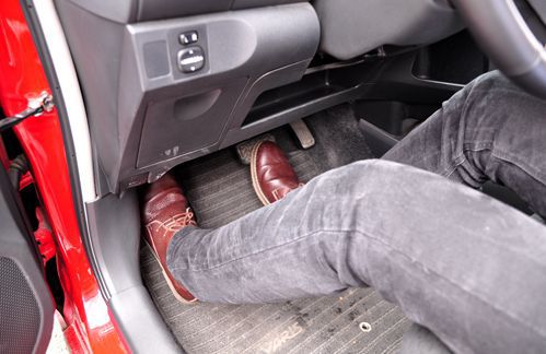 Vì sao không nên dùng 2 chân khi lái xe số tự động?