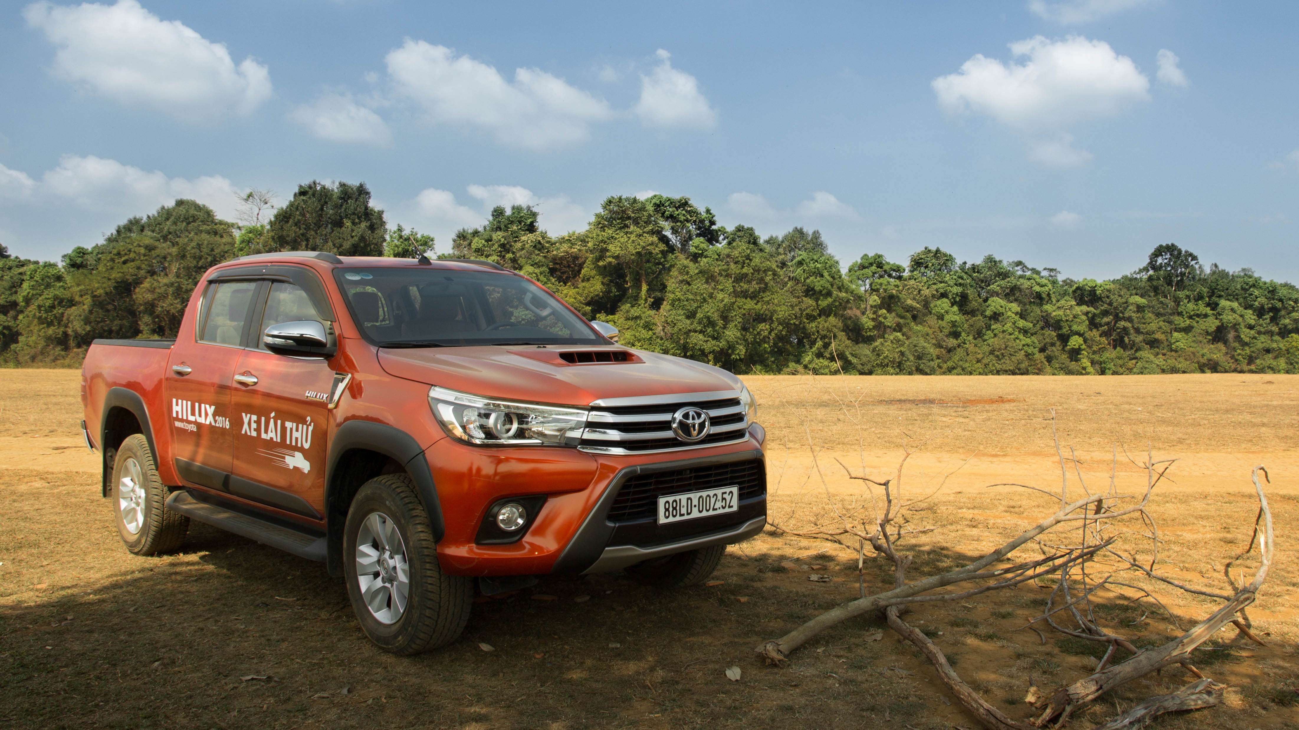 Toyota Hilux là mẫu xe bán tải phù hợp cho ai chuy..