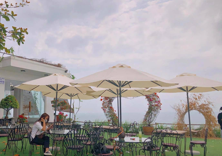 Viu Coffee - Quán cà phê tựa núi ngắm biển mộc mạc