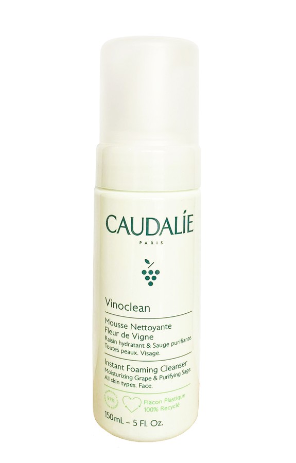 Sữa rửa mặt Caudalie giúp làm sạch da, thu nhỏ lỗ chân lông