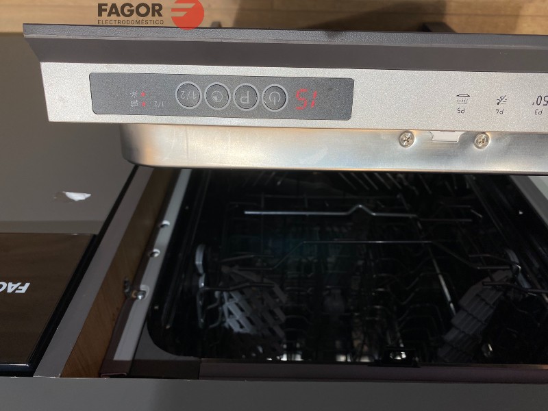 Điểm khác nhau giữa máy rửa chén độc lập và máy rửa chén âm tủ - Fagor