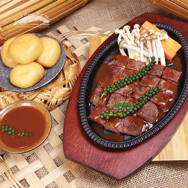 Bò bít tết sốt hạt tiêu - Bánh tráng thịt heo Phú Cường