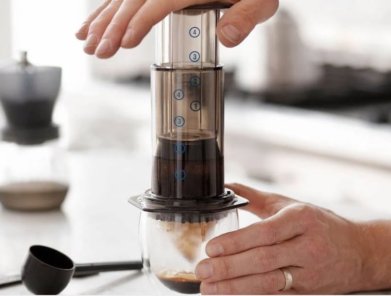 Tổng quát về lịch sử ra đời dụng cụ pha cà phê Aeropress