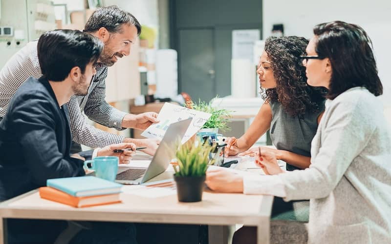 Các yếu tố ảnh hưởng tới môi trường làm việc