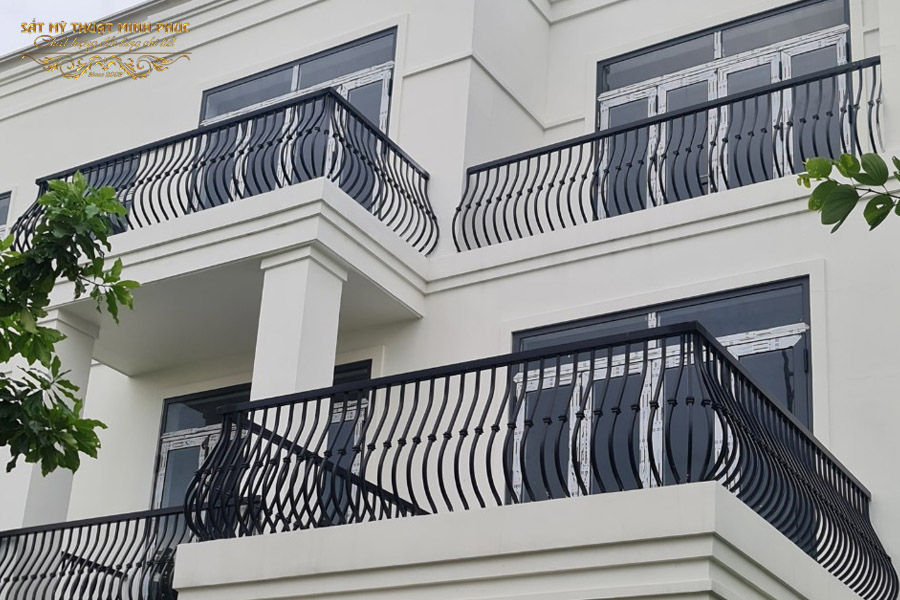 Mẫu cửa ra vào ban công sắt mỹ thuật đẹp đẳng cấp hiện nay