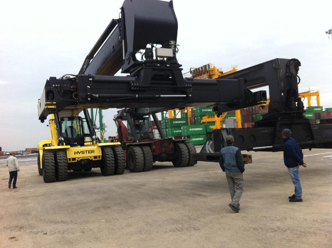 Xe nâng container và các loại container phổ biến