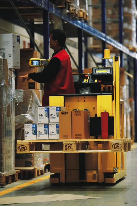 Cách chọn xe nâng Order picker | Cho Logistics, kho linh kiện & điện tử