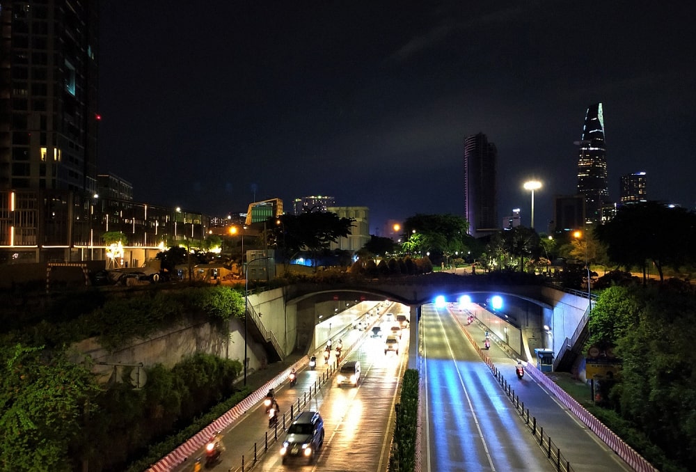 Hầm Thủ Thiêm mấy giờ đóng cửa đối với xe máy đi ban đêm?