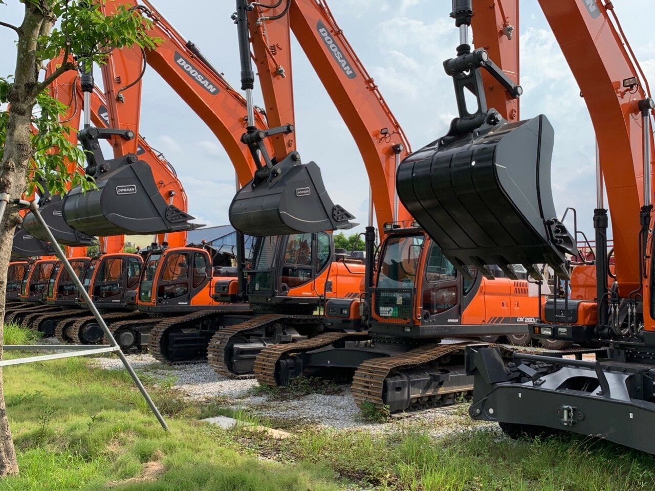 MÁY XÚC BÁNH XÍCH DOOSAN MỚI NHẤT 2022