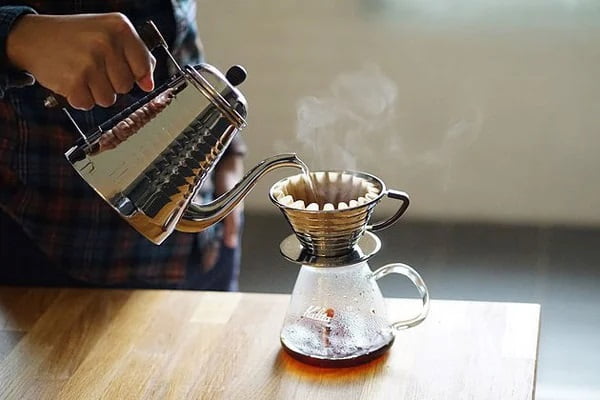 Pha cà phê bằng Kalita - Nét đơn thuần trong từng giọt cà phê