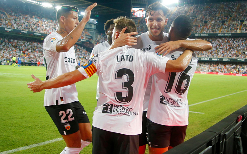 Soi kèo Sevilla vs Valencia lúc 0h00 ngày 19/10/2022