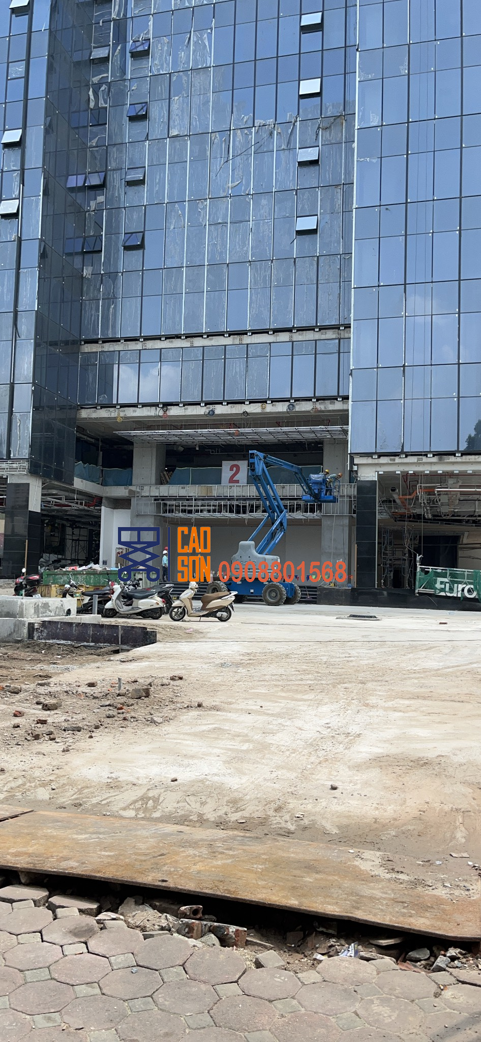 Xe nâng người hỗ trợ lắp mặt dựng bằng kính như thế nào?