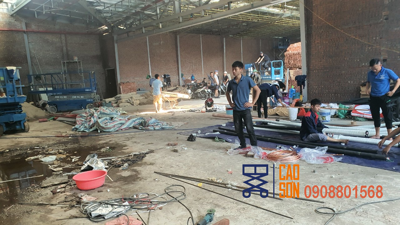 Thuê xe nâng người cắt kéo 8m tại công trình Cảnh Hồ, Hà Nội