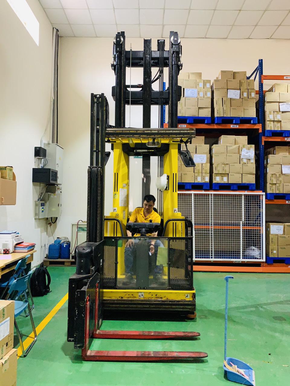 Xe nâng vna và giải pháp nâng hạ dùng trong kho rất hẹp 2022