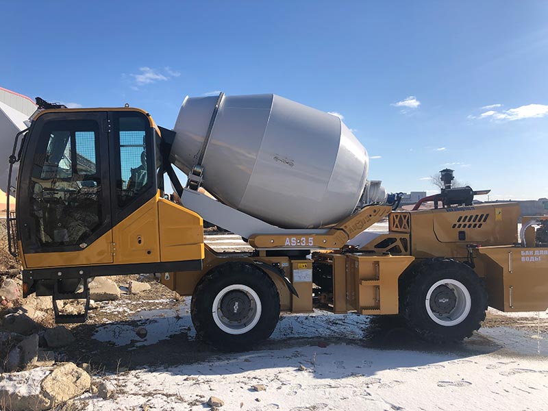 AIMIX Hormigonera Autocargable De 3.5m3 En Kirguistán - AIMIX Grupo
