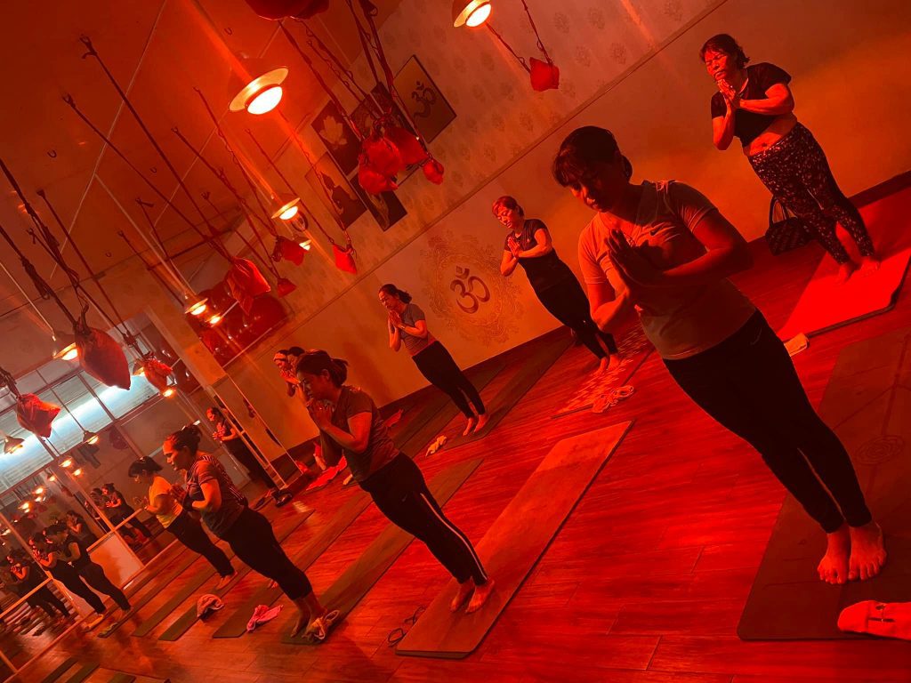 Lớp học yoga đèn hồng ngoại (Infrared Hot Yoga) tại Maha Yoga Bình Dương