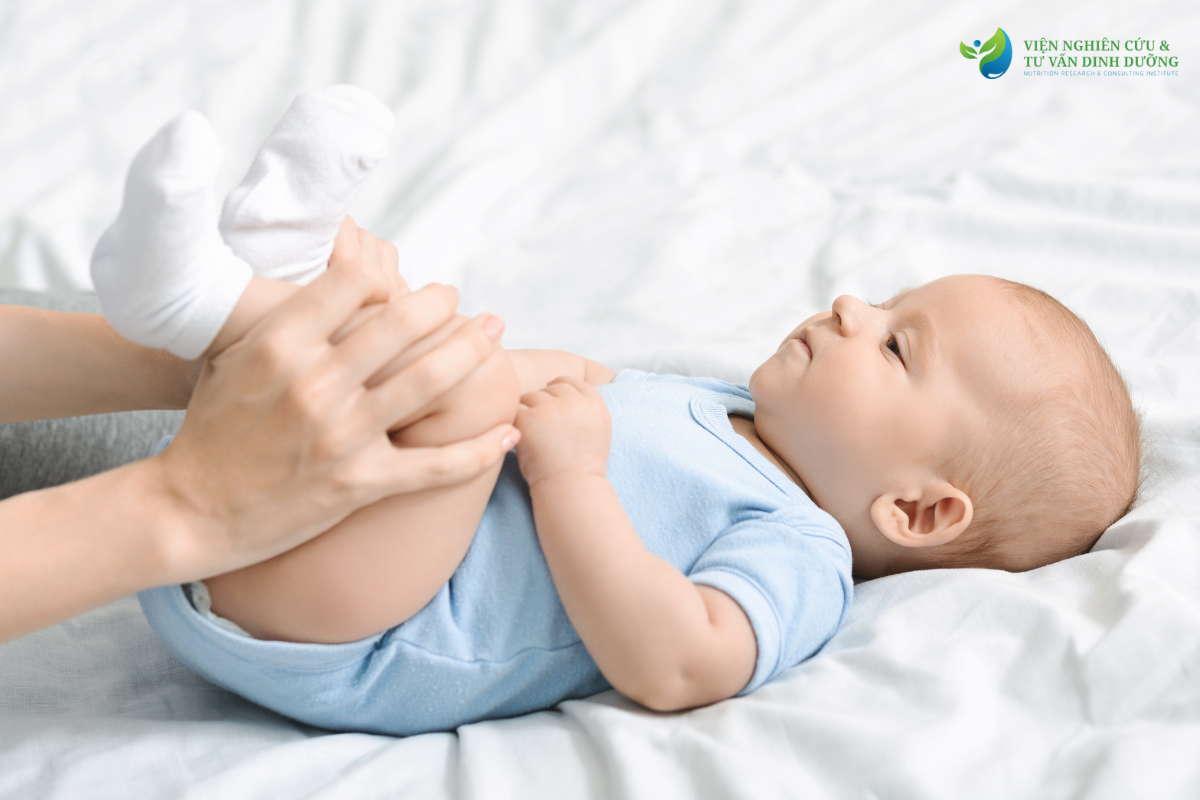 Trẻ táo bón đi ngoài ra máu, nguyên nhân do đâu? - NRECI