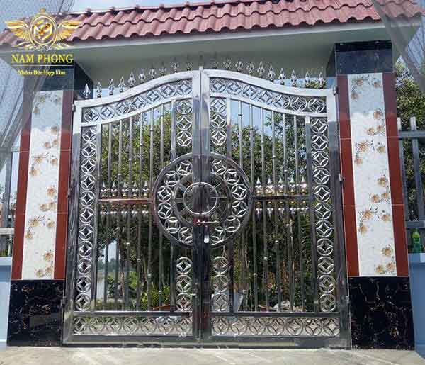 101+ Mẫu cổng inox đẹp: 2 cánh, 4 cánh, CNC, sơn nung, mạ màu 2022