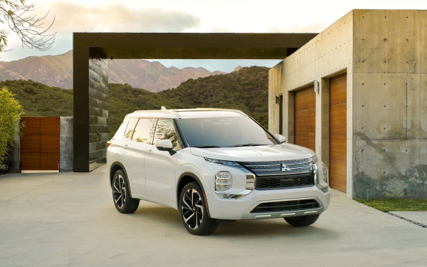 Giá Outlander 2022 mềm nhất phân khúc - Có gì cạnh tranh với đối thủ?