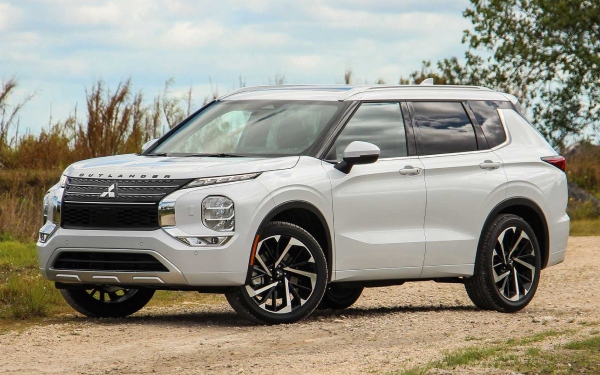 Giá lăn bánh Outlander của Mitsubishi tại Hà Nội và khu vực khác