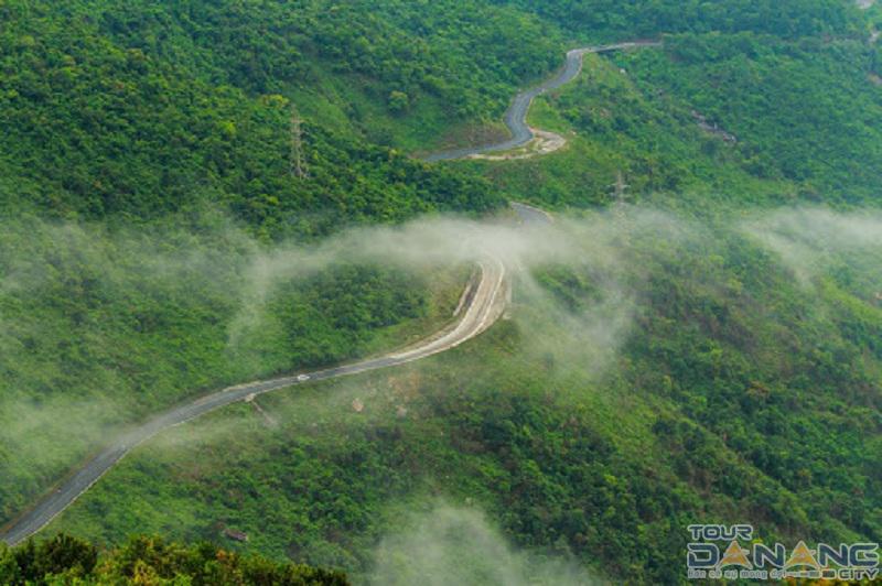 Đèo Hải Vân với những khúc cua tử thần thách thức phượt thủ