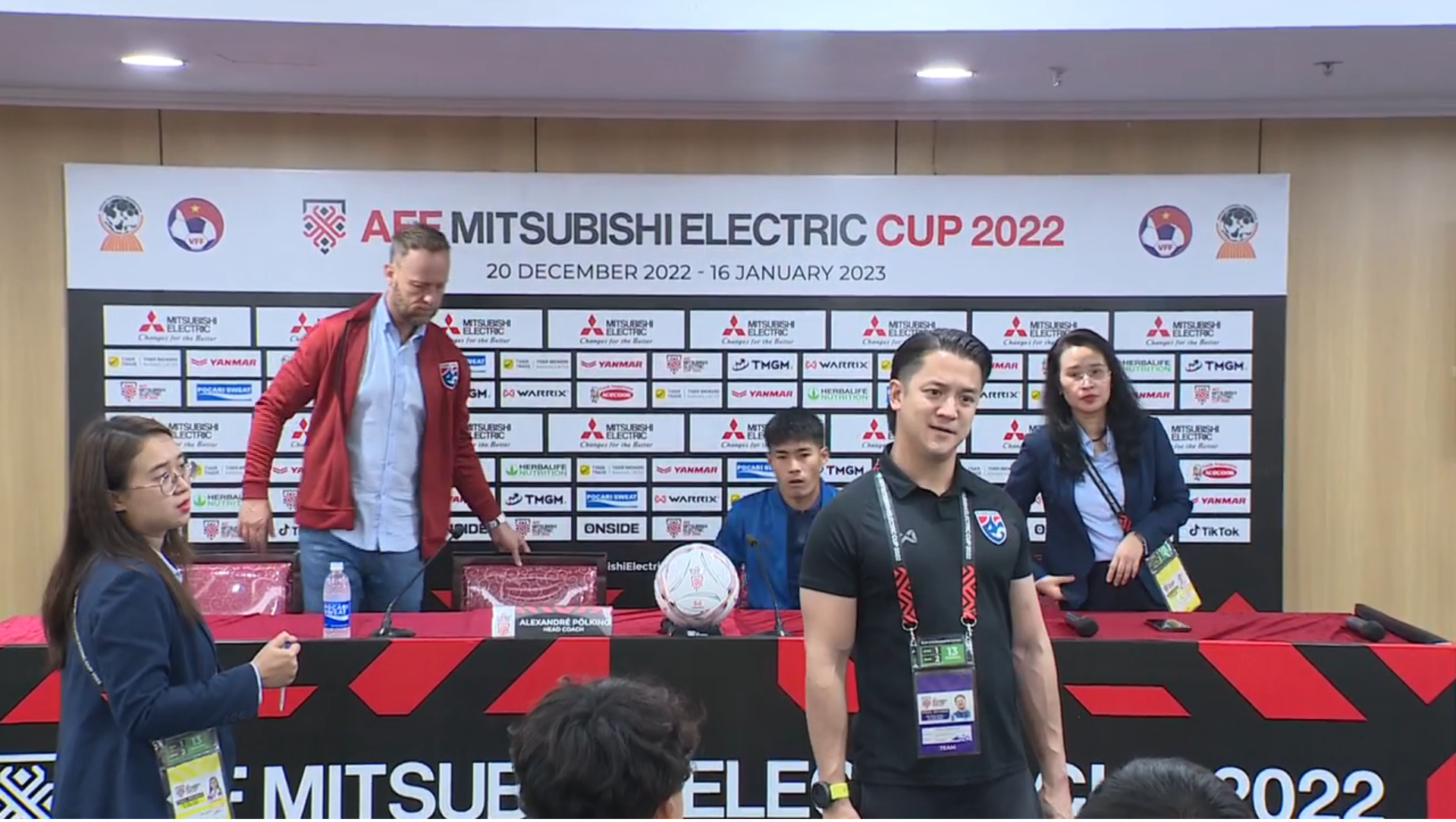 Trợ lý HLV Thái Lan thách thức, gửi lời cảnh báo tới ĐT Việt Nam: 'Cúp sẽ ở lại Thái Lan thôi'