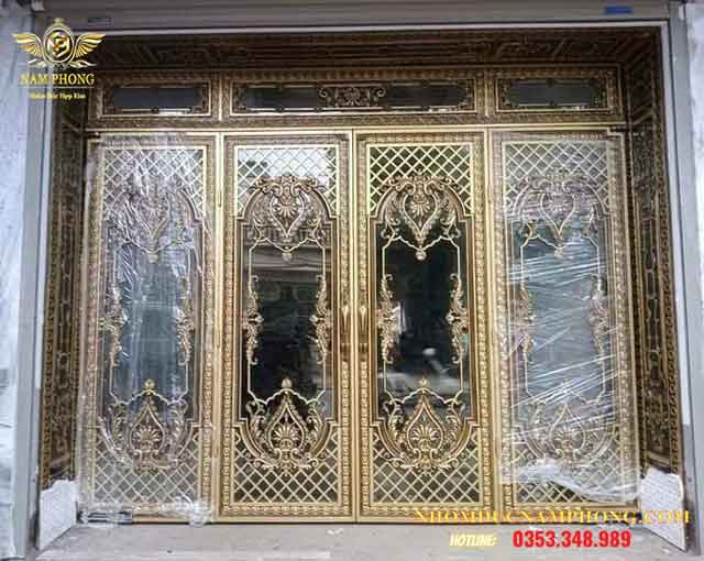 10+ Mẫu cửa nhà 4 cánh cho biệt thự, khách sạn, nhà nghỉ cao cấp nhất