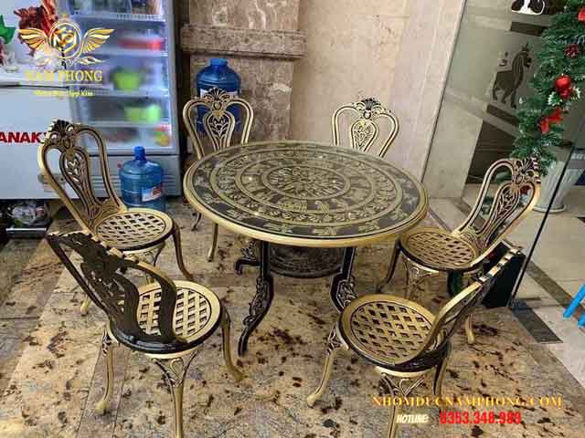 Bàn ghế 25 (1 bàn tròn + 6 ghế + mặt bàn đặt kính thủy tinh trong)