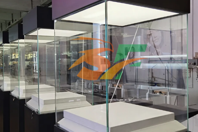 Tủ kính trưng bày hiện vật triển lãm