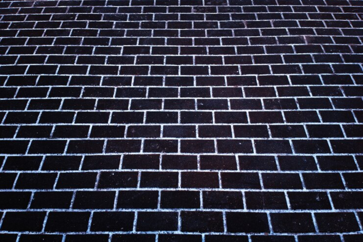 Why You Should Use Black Porcelain Paving Slabs in Your Yard?