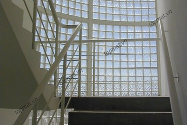 Mẫu gạch kính lấy sáng cầu thang đẹp - Topmat