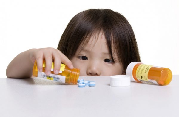 Trẻ bị tiêu chảy khi uống thuốc kháng sinh: Mẹ nên làm gì?